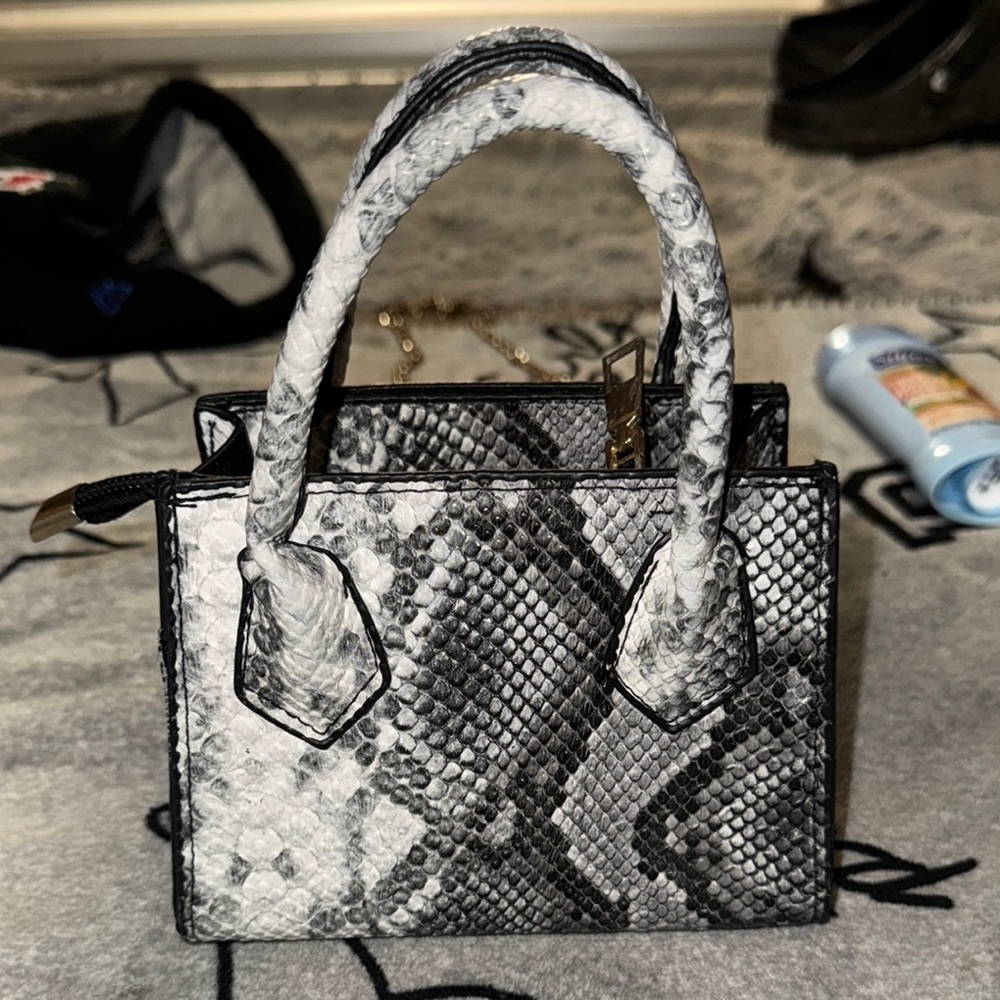 Elegant Black and Gray Snakeskin Handbag